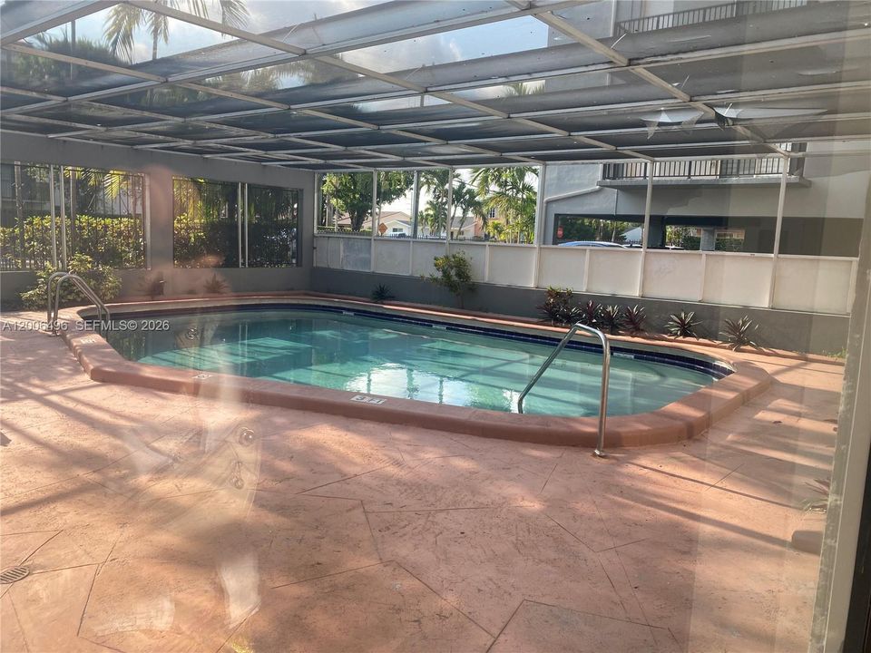 For Sale: $230,000 (1 beds, 1 baths, 726 Square Feet)