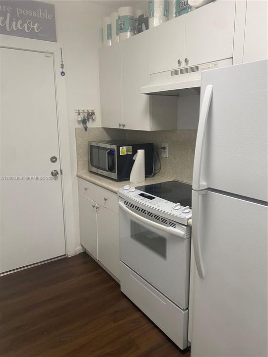 For Sale: $230,000 (1 beds, 1 baths, 726 Square Feet)