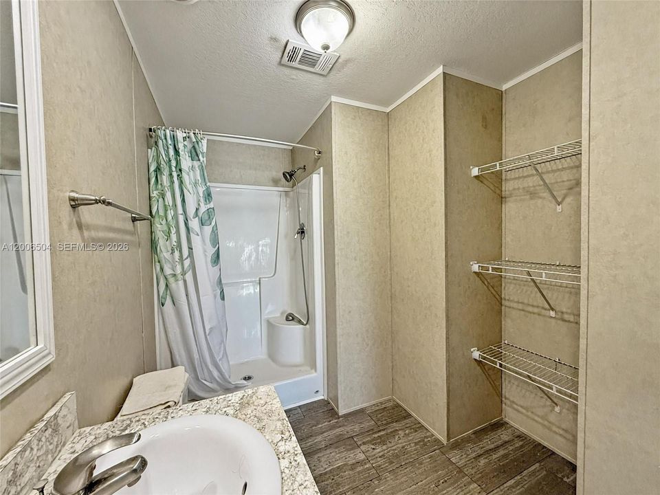 En Venta: $100,000 (3 camas, 2 baños, 1400 Pies cuadrados)