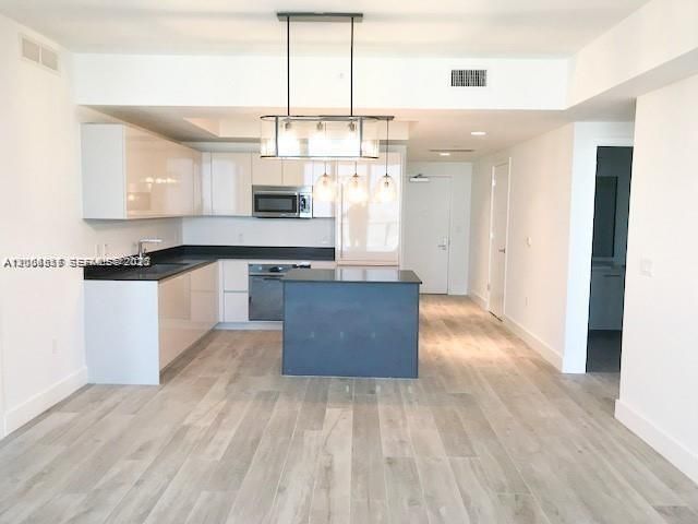 For Sale: $859,000 (2 beds, 2 baths, 1028 Square Feet)