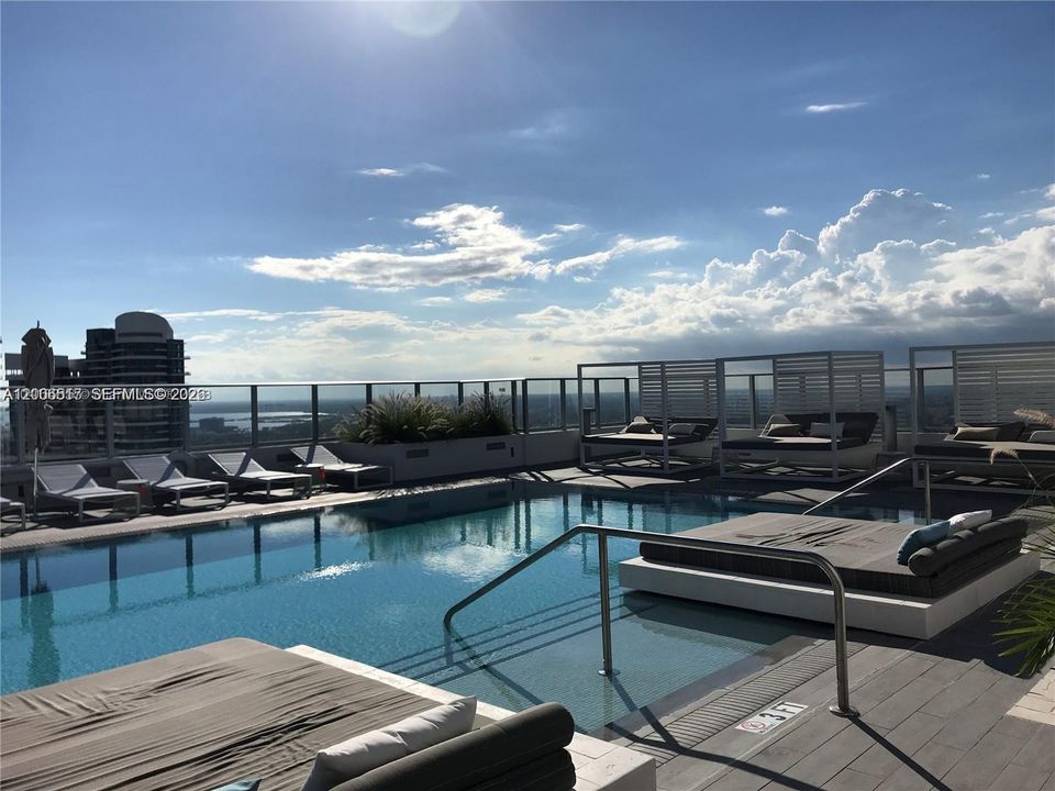 For Sale: $859,000 (2 beds, 2 baths, 1028 Square Feet)