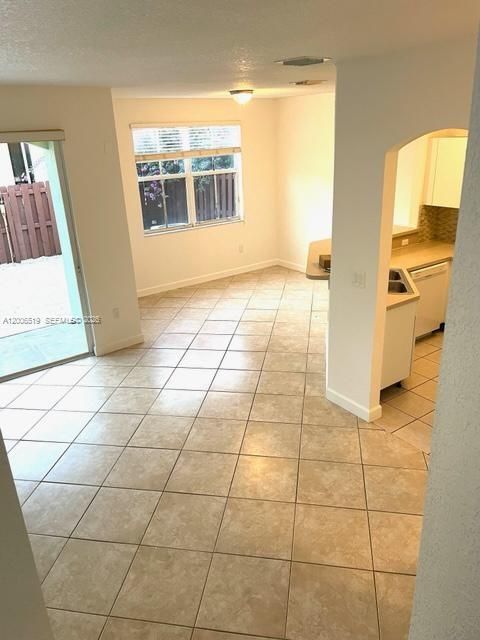 Activo con contrato: $3,400 (3 camas, 2 baños, 1511 Pies cuadrados)