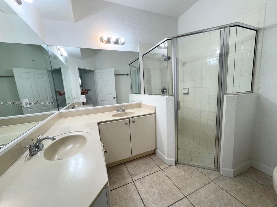 Activo con contrato: $3,400 (3 camas, 2 baños, 1511 Pies cuadrados)