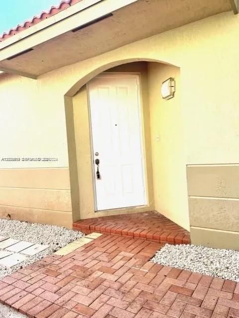 Activo con contrato: $3,400 (3 camas, 2 baños, 1511 Pies cuadrados)