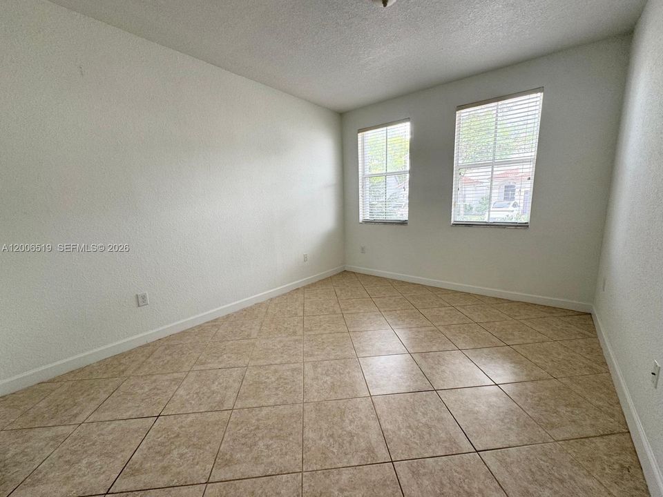 Activo con contrato: $3,400 (3 camas, 2 baños, 1511 Pies cuadrados)