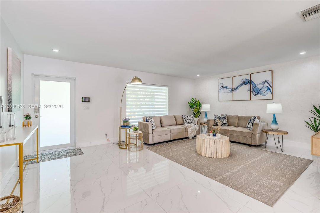 En Renta: $5,850 (3 camas, 2 baños, 1930 Pies cuadrados)