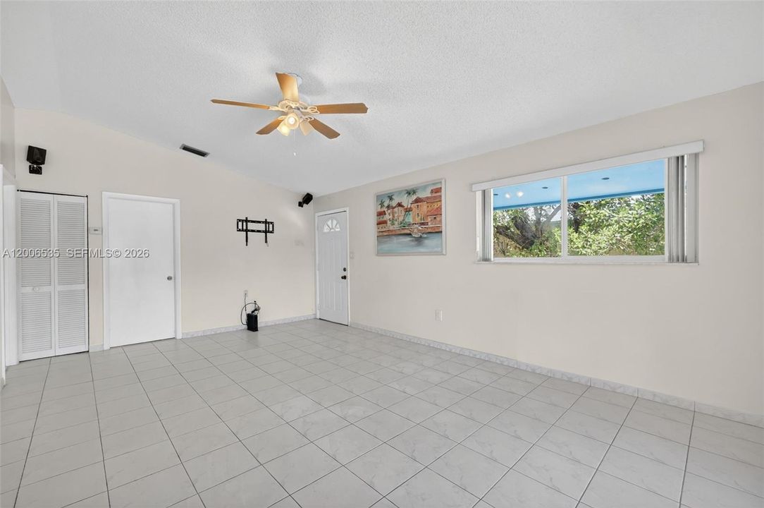 En Venta: $639,000 (3 camas, 2 baños, 768 Pies cuadrados)