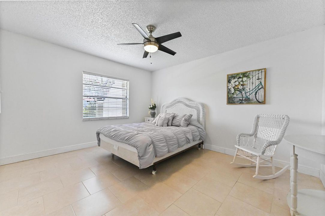 15 Bedroom 01
