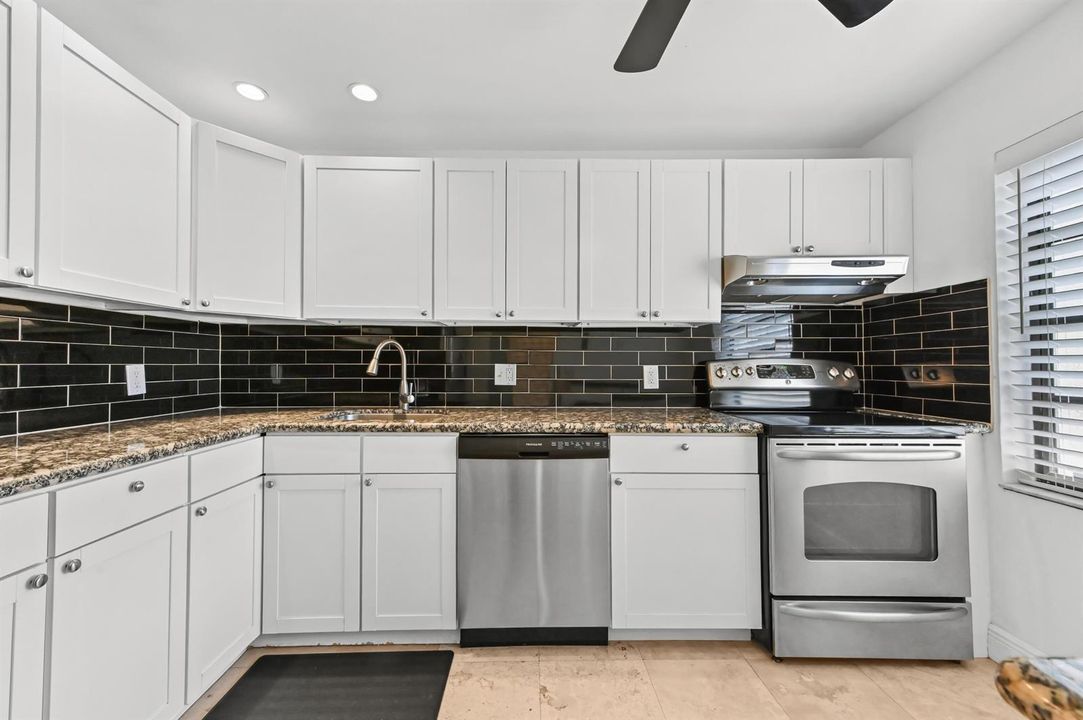 10 Kitchen 01