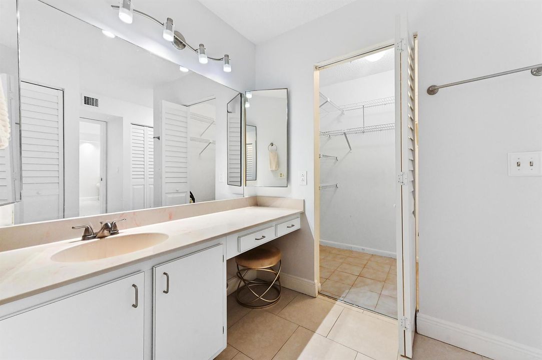 23 Bathroom 02