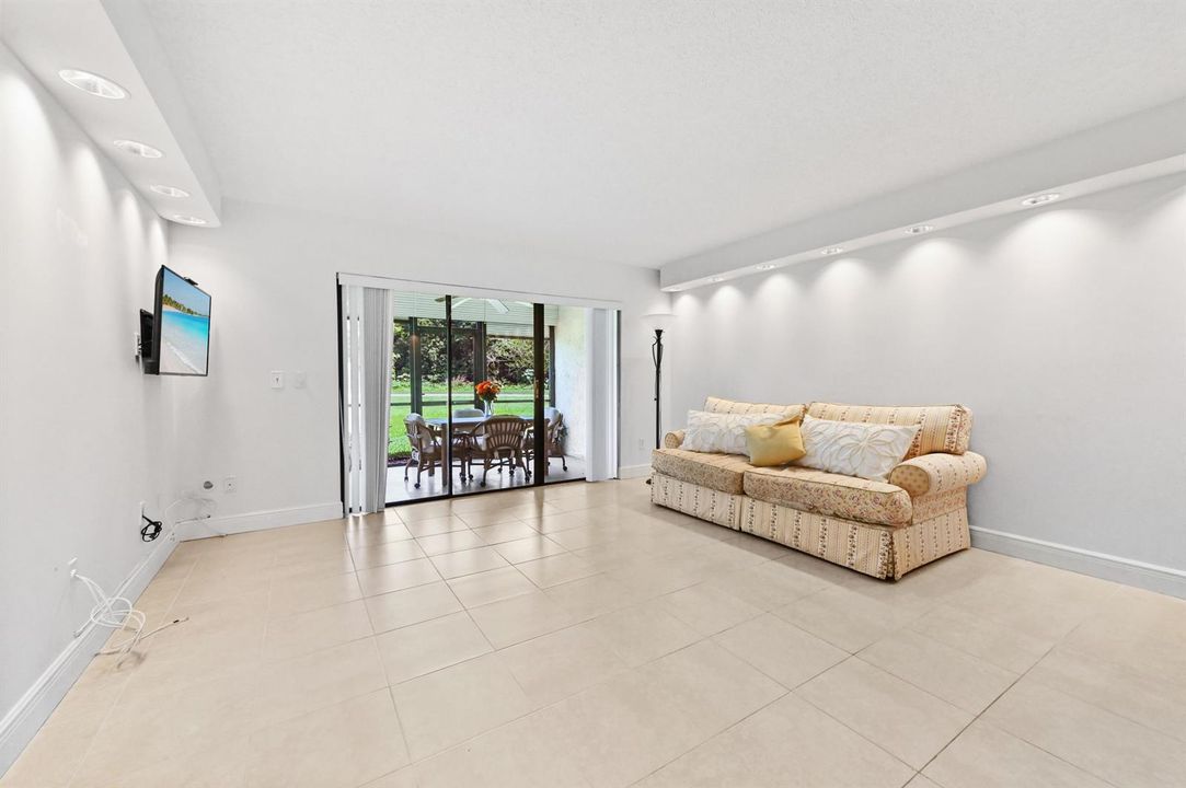 04 Living Room 01
