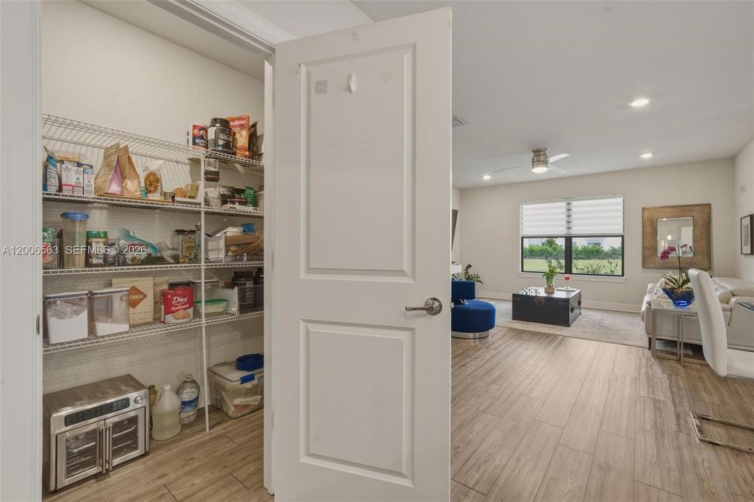 В аренду: $3,800 (4 спален, 2 ванн, 1828 Квадратных фут)