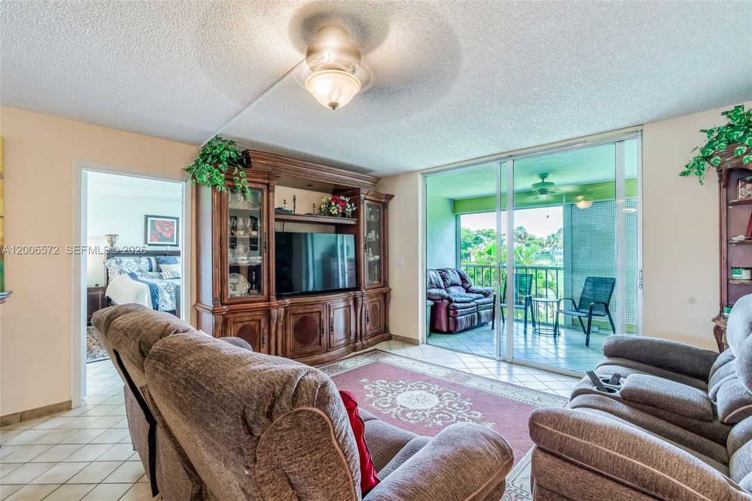 Active With Contract: $144,000 (2 beds, 2 baths, 1000 Square Feet)