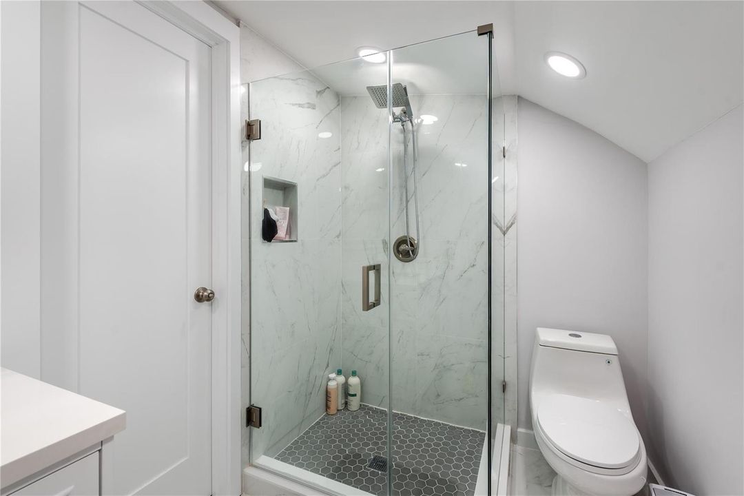 Hangar Full bath