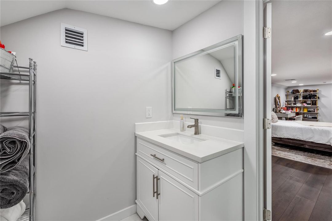 Hangar full bath