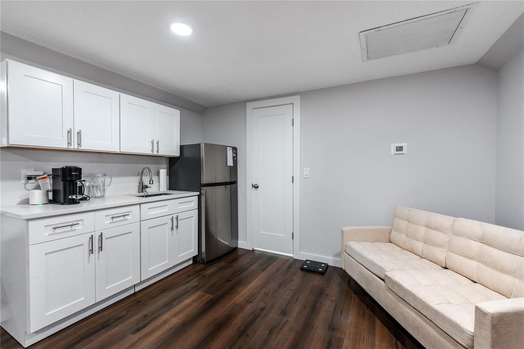 Kitchen: Guest apartment above hangar