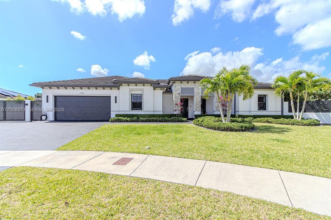 Activo con contrato: $1,199,900 (5 camas, 4 baños, 2845 Pies cuadrados)