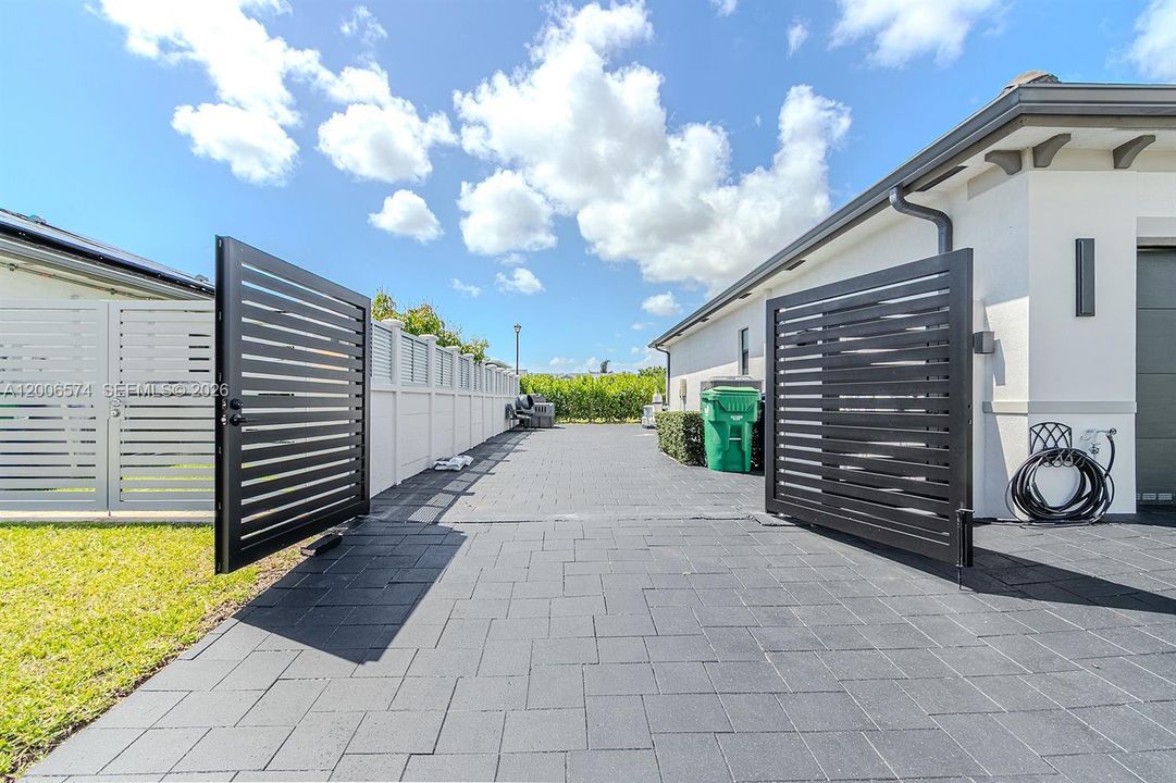 Activo con contrato: $1,199,900 (5 camas, 4 baños, 2845 Pies cuadrados)