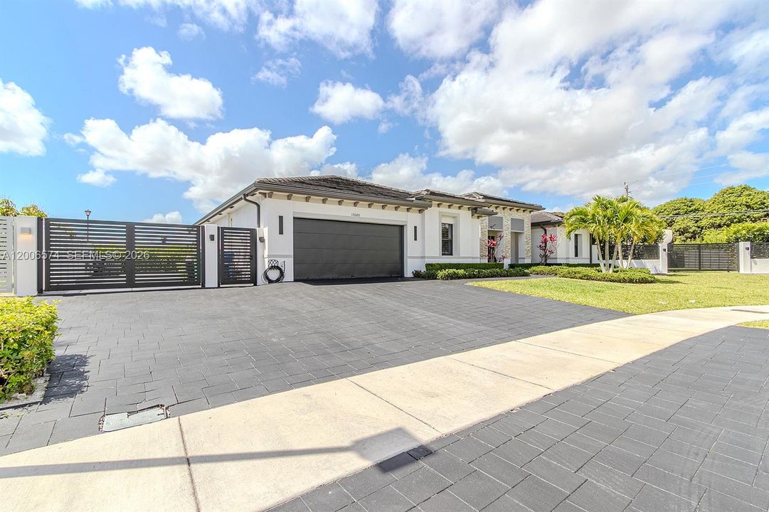 Activo con contrato: $1,199,900 (5 camas, 4 baños, 2845 Pies cuadrados)