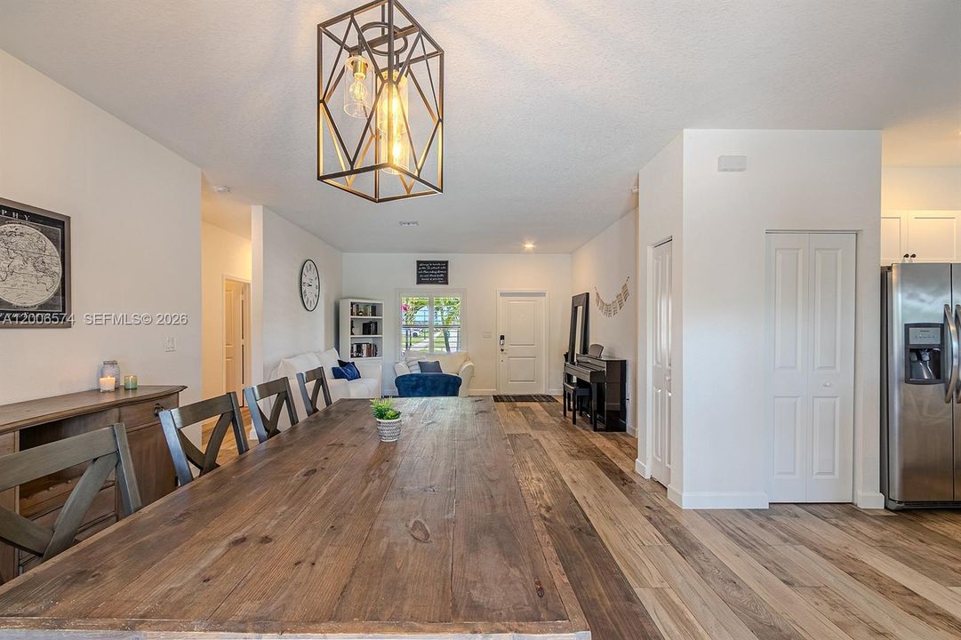 Activo con contrato: $1,199,900 (5 camas, 4 baños, 2845 Pies cuadrados)