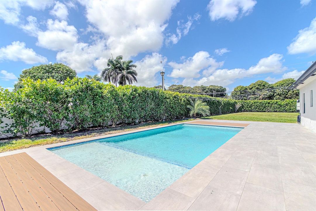 Activo con contrato: $1,199,900 (5 camas, 4 baños, 2845 Pies cuadrados)