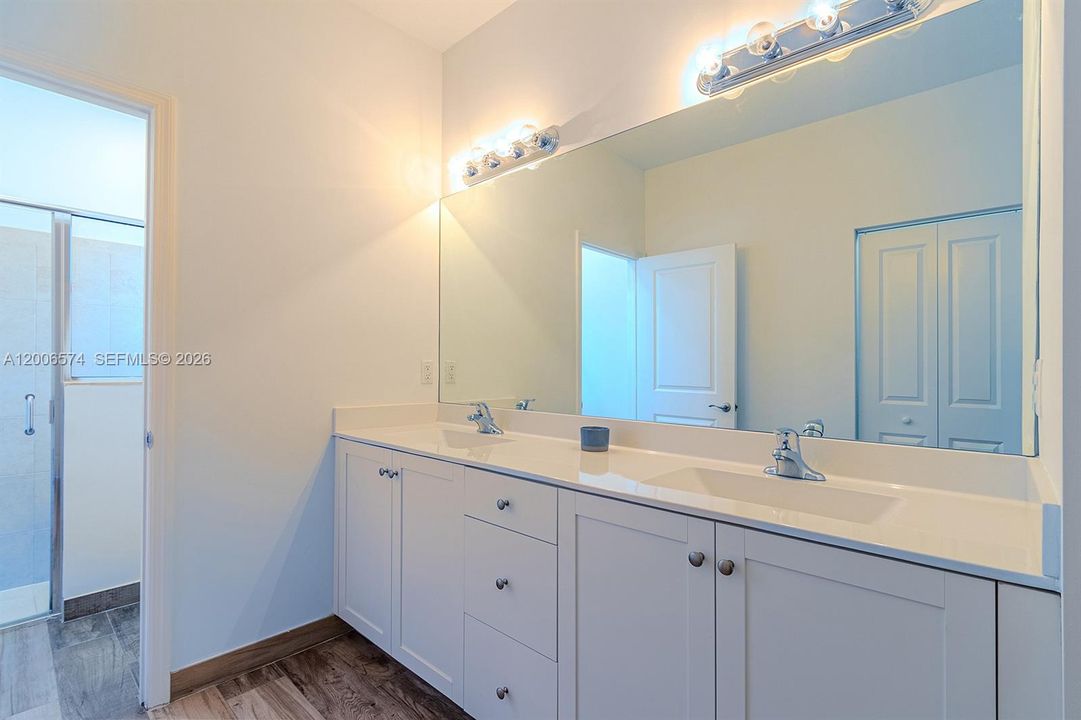 Activo con contrato: $1,199,900 (5 camas, 4 baños, 2845 Pies cuadrados)
