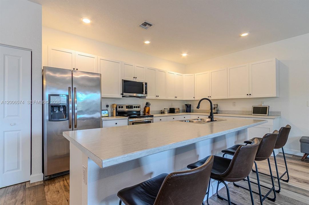 Activo con contrato: $1,199,900 (5 camas, 4 baños, 2845 Pies cuadrados)