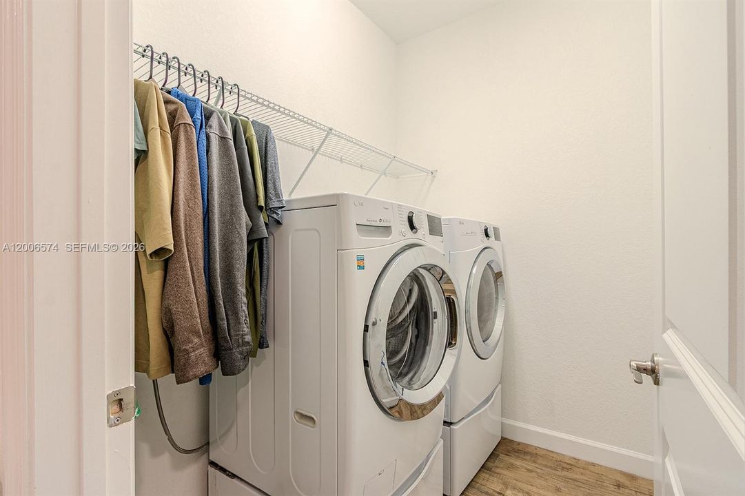 Activo con contrato: $1,199,900 (5 camas, 4 baños, 2845 Pies cuadrados)