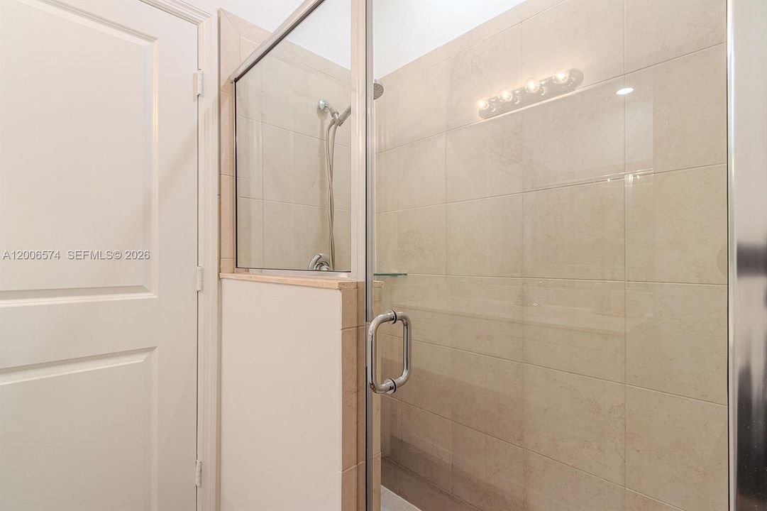 Activo con contrato: $1,199,900 (5 camas, 4 baños, 2845 Pies cuadrados)