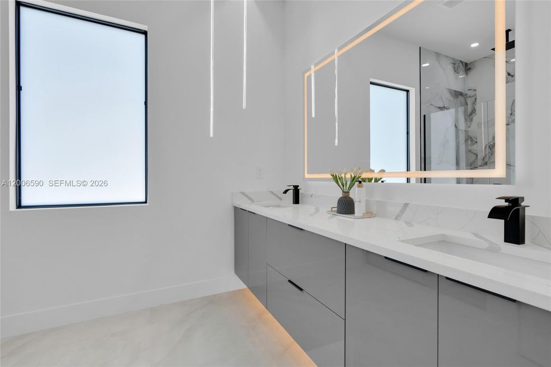 Activo con contrato: $324,900 (3 camas, 2 baños, 1315 Pies cuadrados)