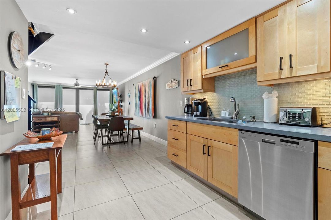 For Sale: $629,000 (2 beds, 2 baths, 1337 Square Feet)