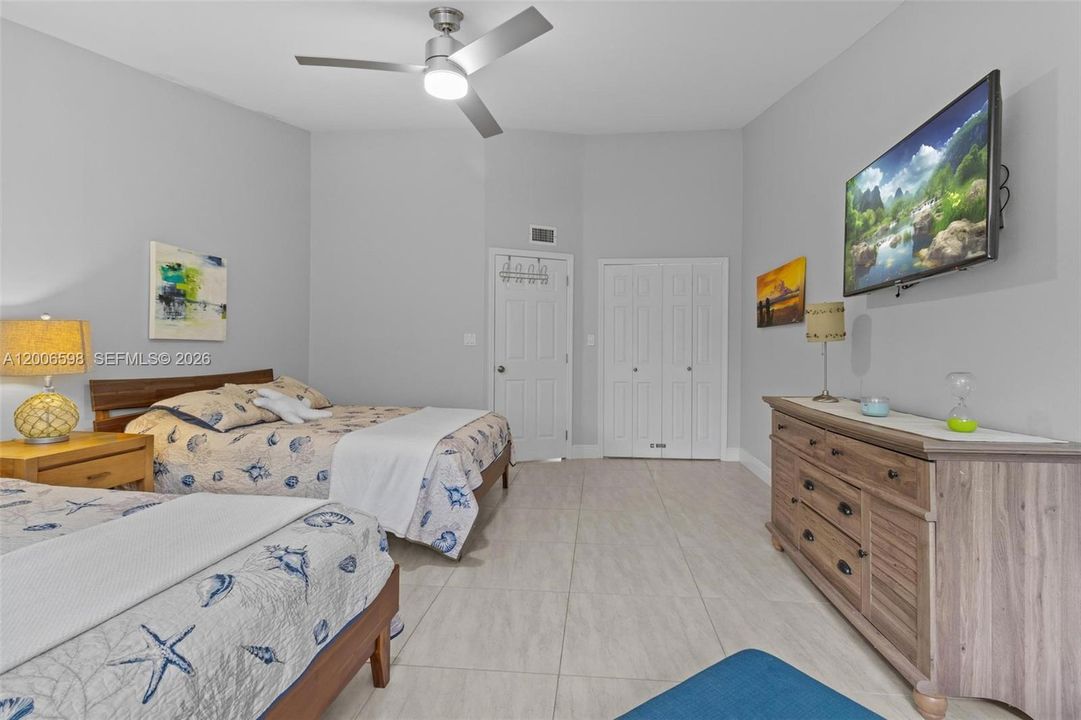 For Sale: $629,000 (2 beds, 2 baths, 1337 Square Feet)
