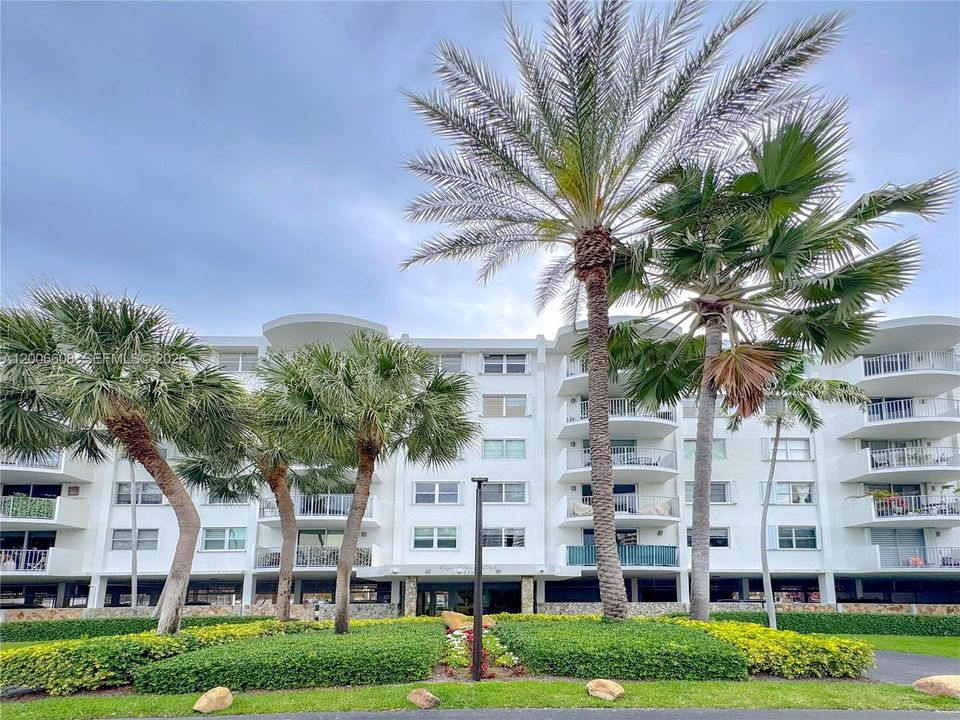 Active With Contract: $4,800 (2 beds, 2 baths, 1330 Square Feet)