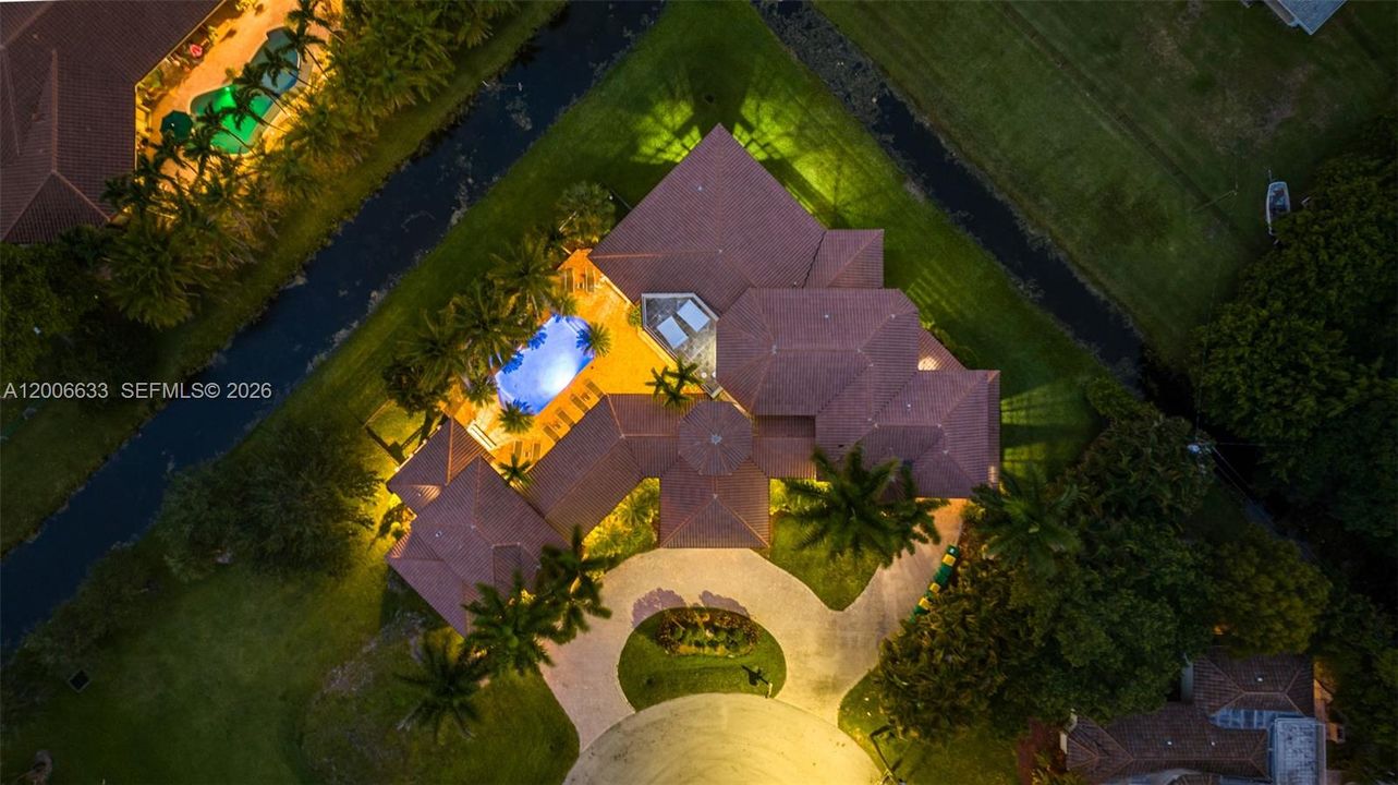 На продажу: $2,859,000 (8 спален, 5 ванн, 4958 Квадратных фут)