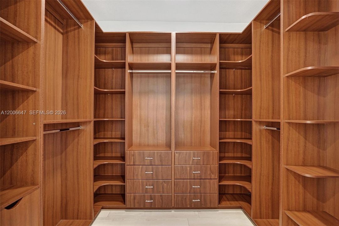 В аренду: $18,995 (9 спален, 6 ванн, 8368 Квадратных фут)