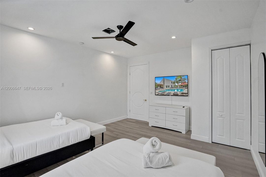 В аренду: $18,995 (9 спален, 6 ванн, 8368 Квадратных фут)