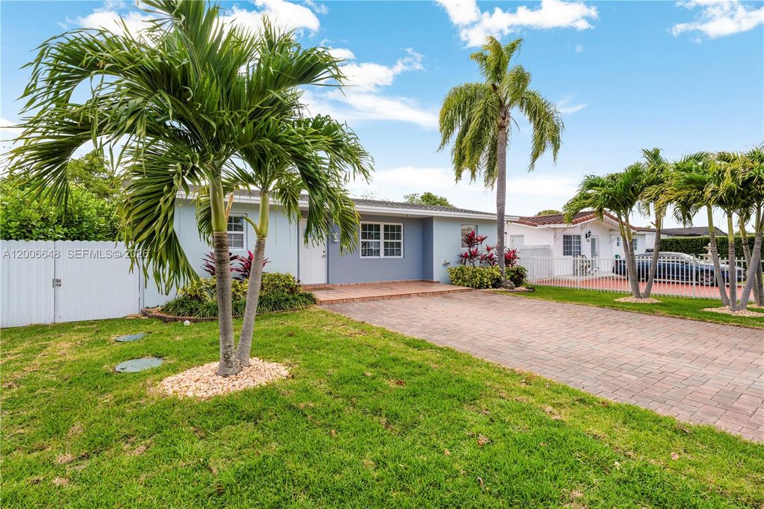 For Sale: $735,000 (3 beds, 3 baths, 1686 Square Feet)