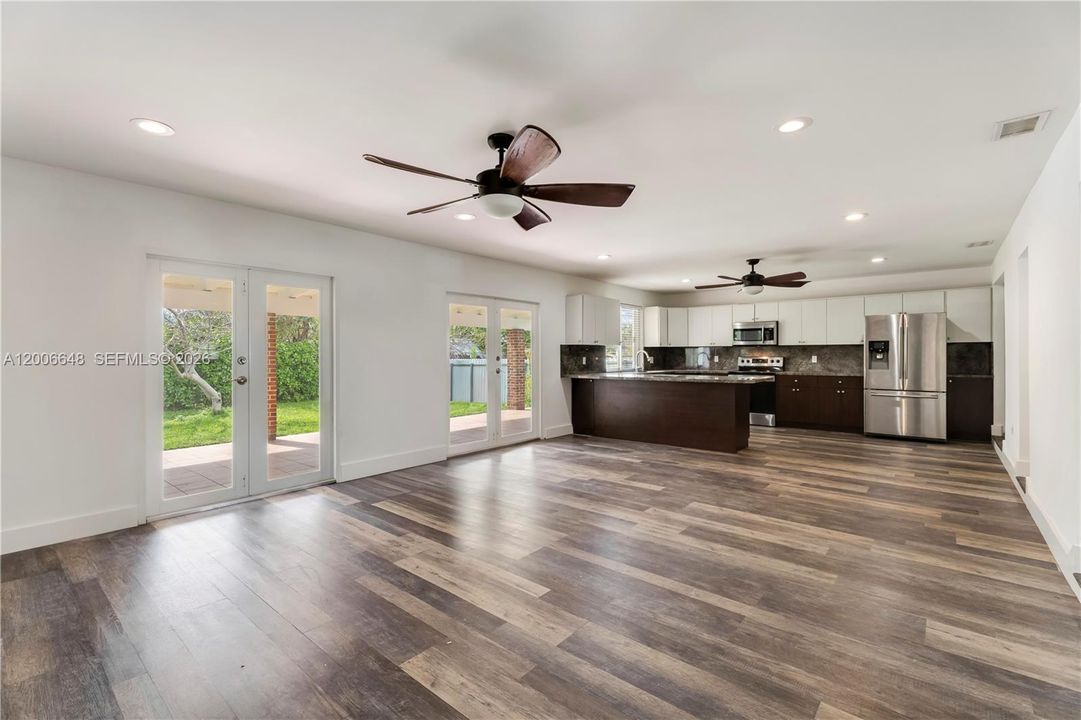 For Sale: $735,000 (3 beds, 3 baths, 1686 Square Feet)