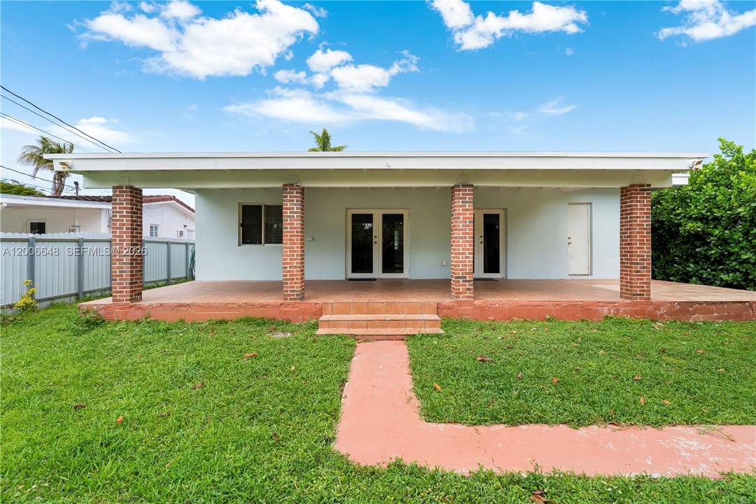 For Sale: $735,000 (3 beds, 3 baths, 1686 Square Feet)