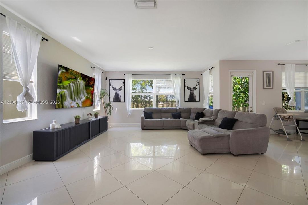 For Sale: $599,000 (5 beds, 3 baths, 3052 Square Feet)