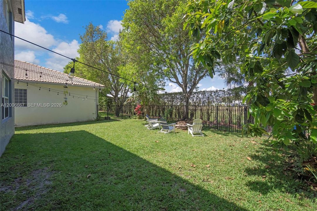 For Sale: $599,000 (5 beds, 3 baths, 3052 Square Feet)