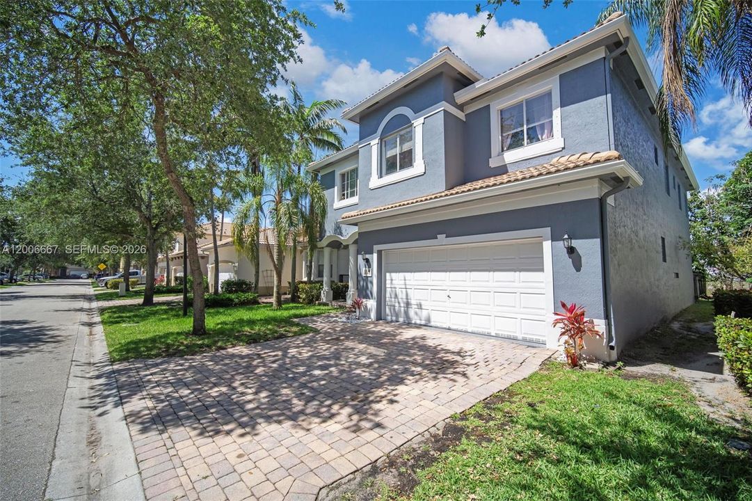 For Sale: $599,000 (5 beds, 3 baths, 3052 Square Feet)