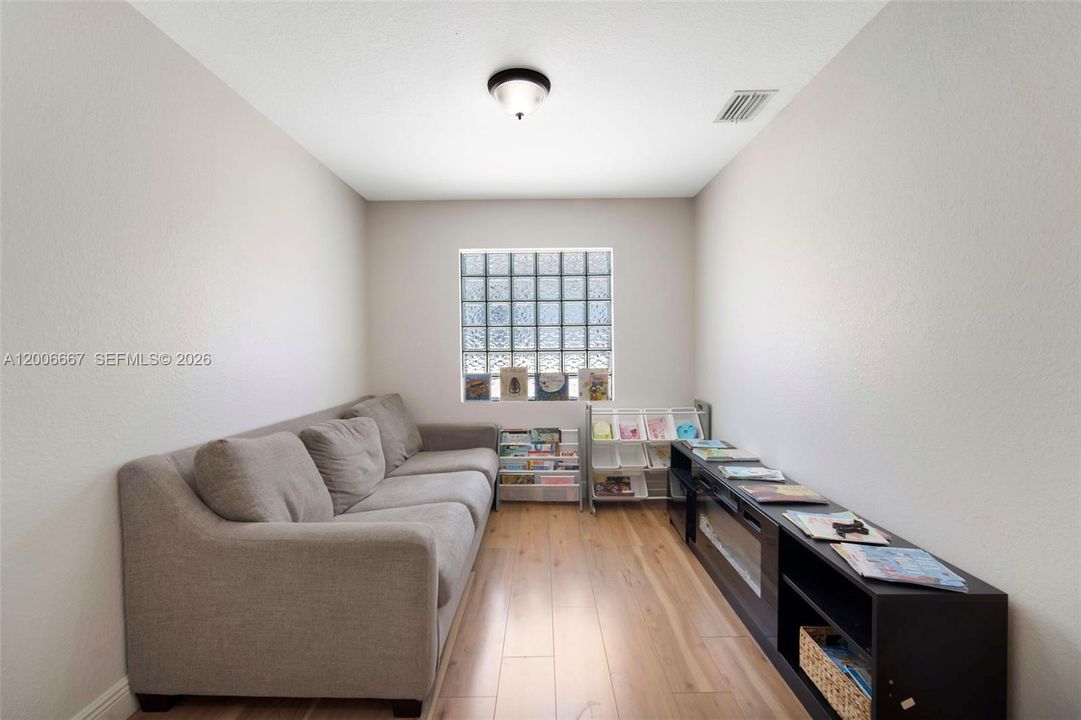 For Sale: $599,000 (5 beds, 3 baths, 3052 Square Feet)