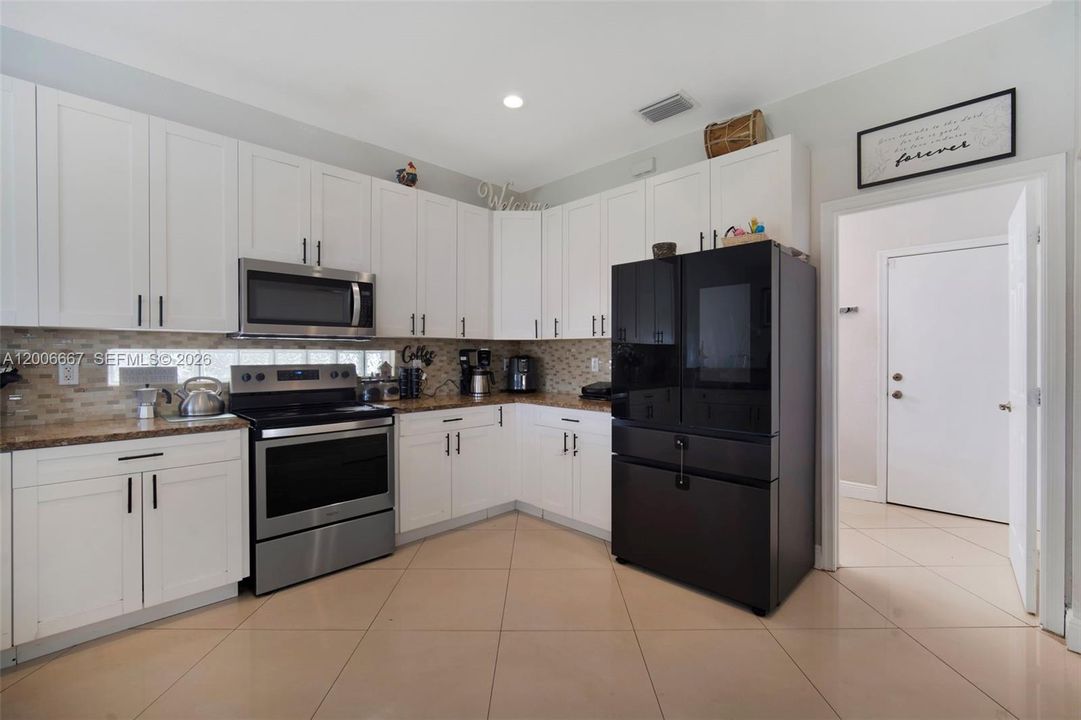 For Sale: $599,000 (5 beds, 3 baths, 3052 Square Feet)