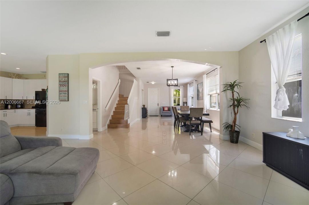 For Sale: $599,000 (5 beds, 3 baths, 3052 Square Feet)