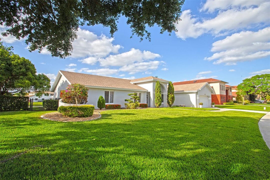 Active With Contract: $829,000 (3 beds, 2 baths, 2164 Square Feet)