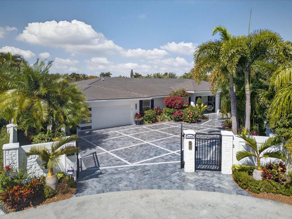 *Villa Coastal Hideaway Gated Entrance
