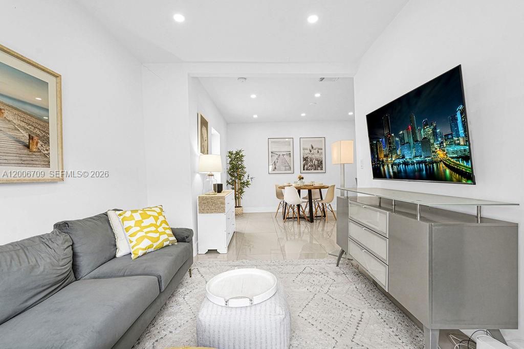 En Venta: $879,000 (3 camas, 2 baños, 1026 Pies cuadrados)