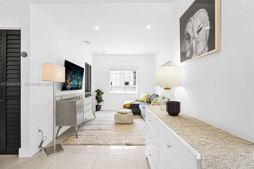 En Venta: $879,000 (3 camas, 2 baños, 1026 Pies cuadrados)