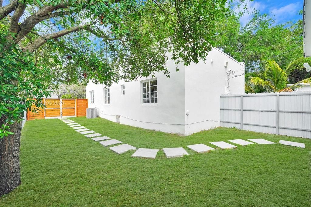 En Venta: $879,000 (3 camas, 2 baños, 1026 Pies cuadrados)